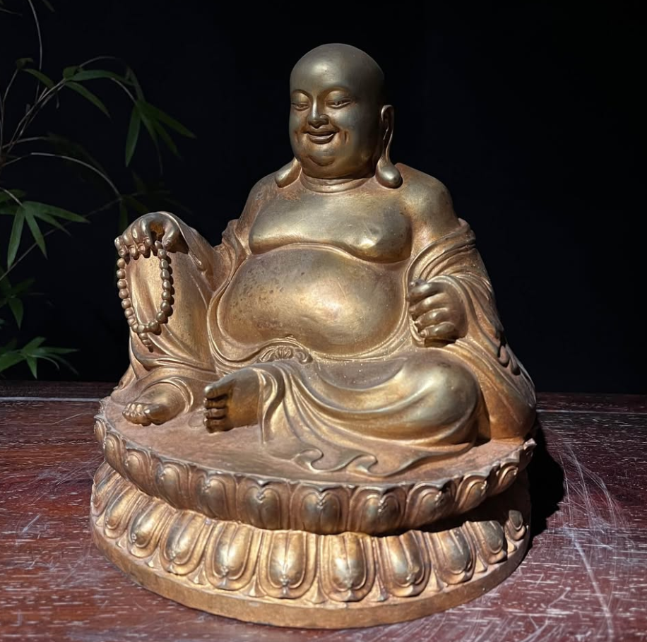 Tượng Phật Di Lặc tay cầm quạt lắc đầu ngồi tòa sen